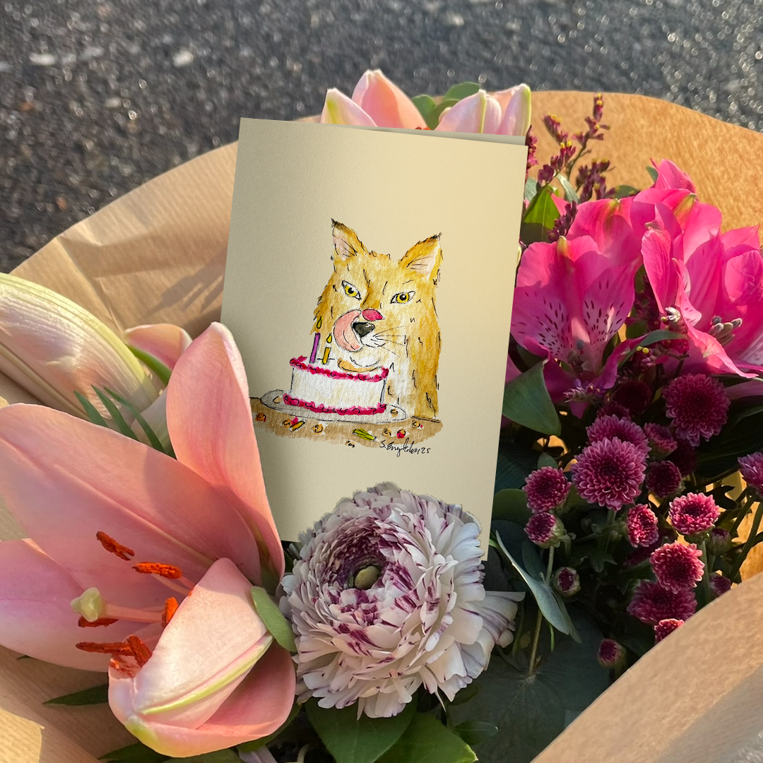 bursdagskort og blomsterbukett av rev som spiser kake