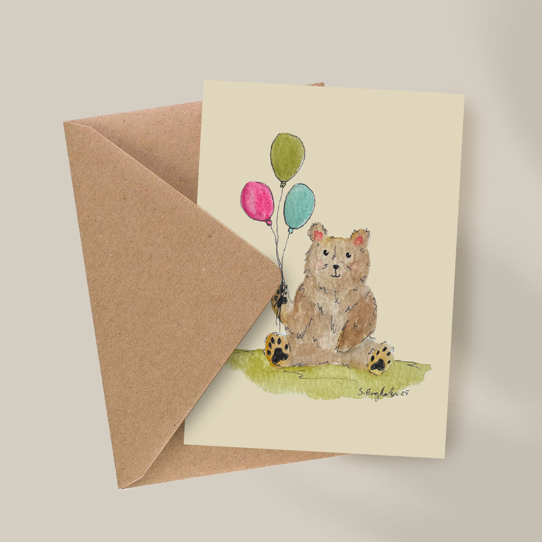 Brun bjørn som holder fargerike ballonger. Bursdagskort med resirkulert konvolutt.