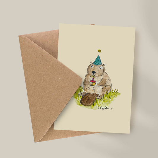 bursdagskort med bever som holder en muffins og har på seg blå party hatt.