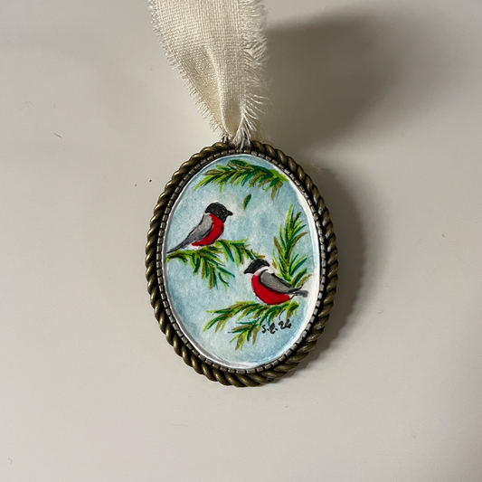 Dompap - Håndmalte ornaments med bomullsbånd