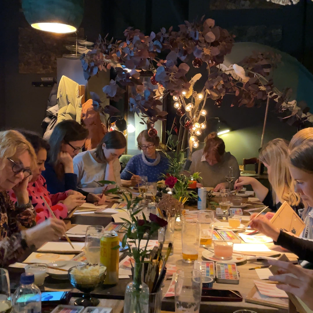 en gruppe mennsekser som maler med akvarellmaling